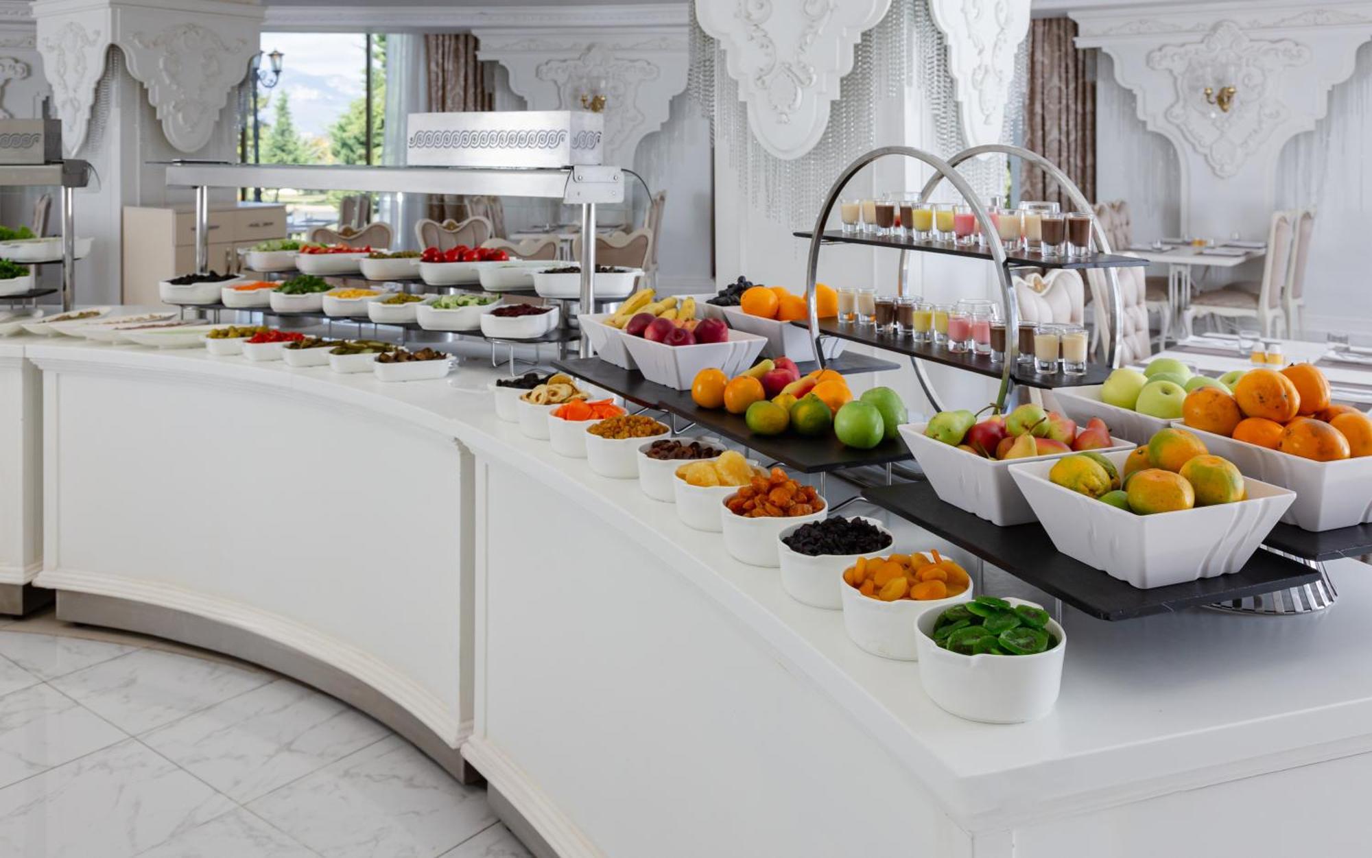 Shamakhi Palace Sharadil Seredil Exterior foto A buffet at a hotel